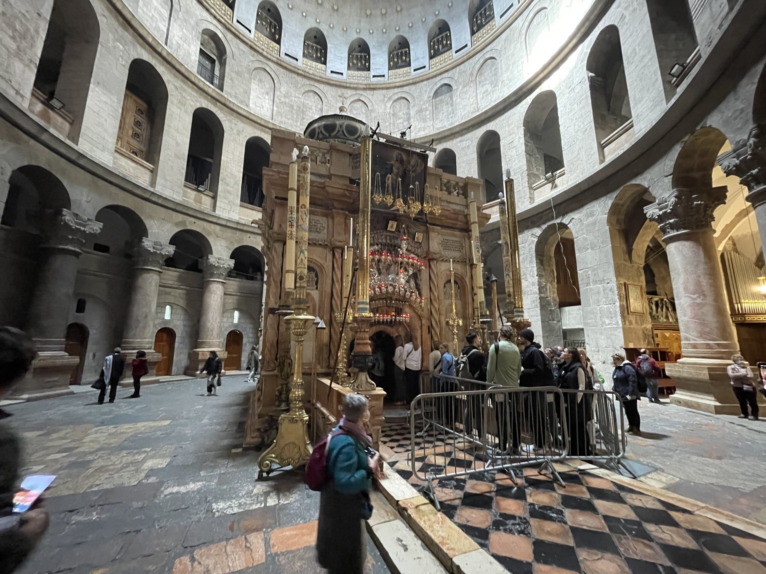 El interior del Santo Sepulcro en Jerusalén