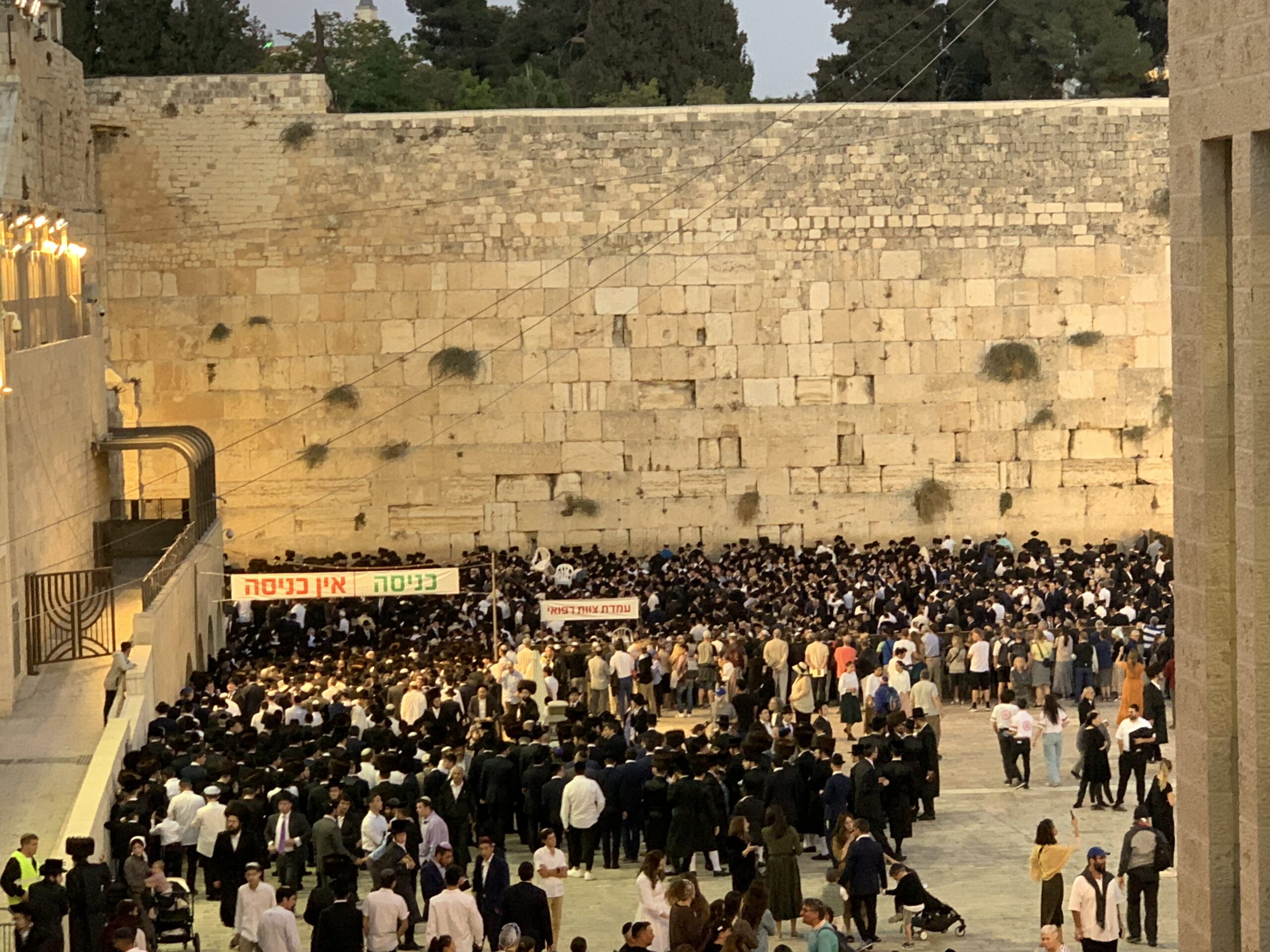 Judíos ortodoxos en el Muro de los Lamentos en la festividad de Januca