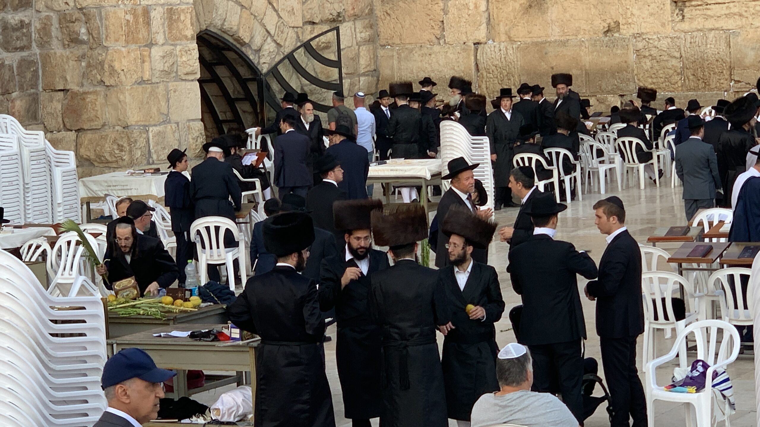 Judíos ortodoxos en el Muro de los Lamentos en Jerusalén